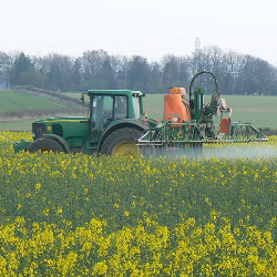tractor_spraying