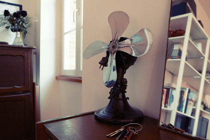 Electric fan sitting on table indoors