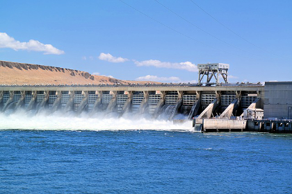 Hydroelectric dam creating alternative power