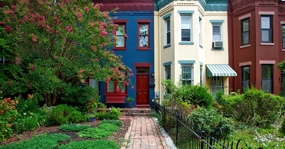 Town houses in Washington DC with large garden lawns