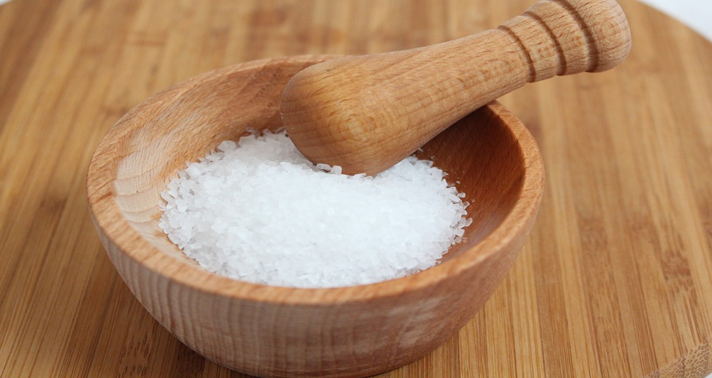 Salt in mortarwith pestle