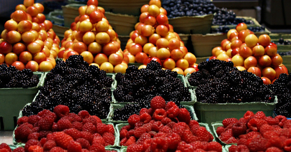 Berries and citrus being sold at a farmers market