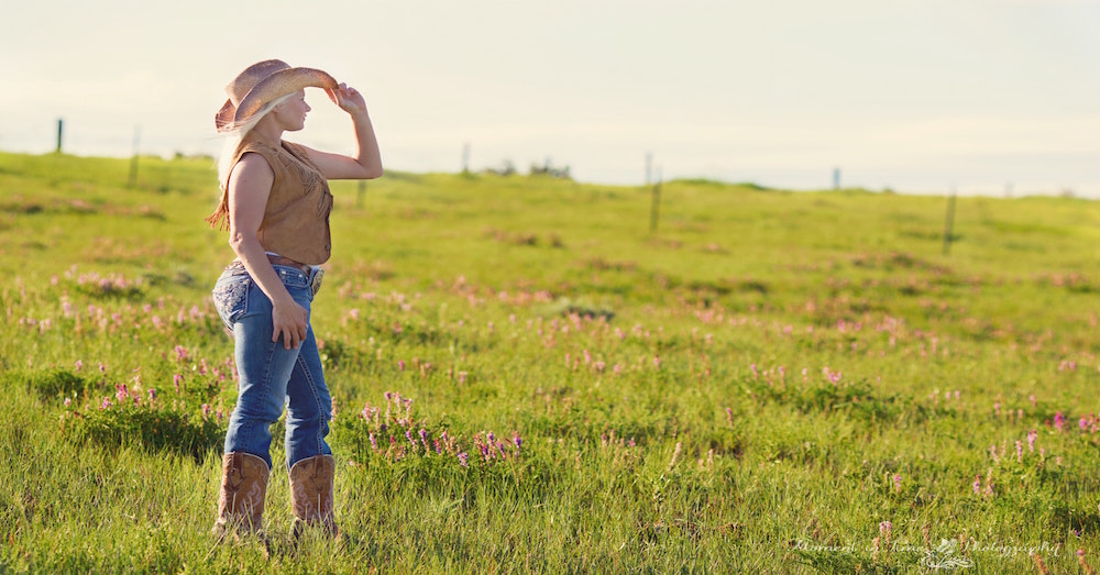 countryside-cowgirl-field-1000x523